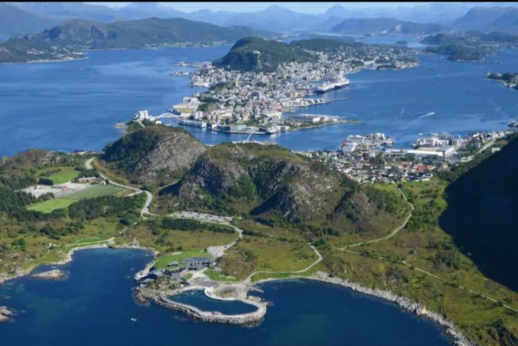 Near Brosundet, Newly Refurnished, Free Street Parking Διαμέρισμα Ålesund Εξωτερικό φωτογραφία
